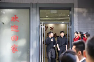 朱一龙黑色衬衫简约帅气帅照图片_3