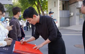 朱一龙黑色衬衫简约帅气帅照图片_4