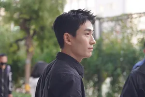 朱一龙黑色衬衫简约帅气帅照图片_5