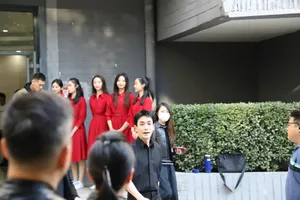 朱一龙黑色衬衫简约帅气帅照图片_6