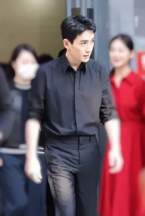 朱一龙黑色衬衫简约帅气帅照图片_9