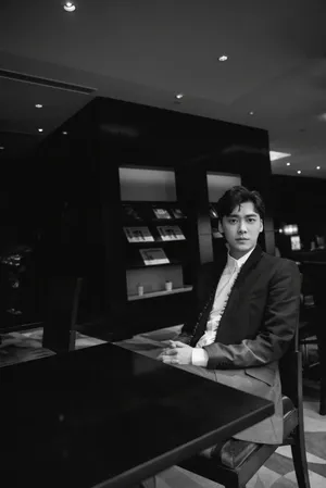李易峰渐变色西装帅气写真图片_3