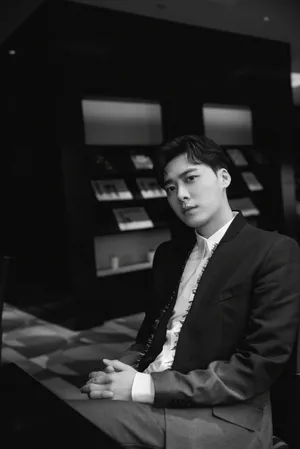 李易峰渐变色西装帅气写真图片_5