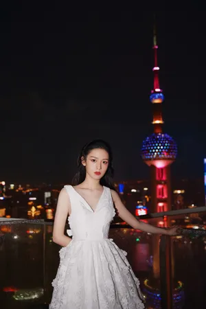 周也白色长裙精致优雅写真_4