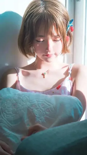 甜美慵懒的少女居家白嫩迷人写真