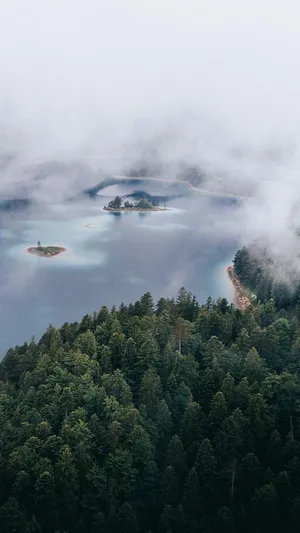 云端俯视下的山水