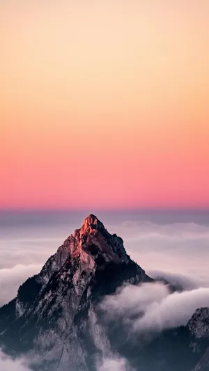 日落下的山脉