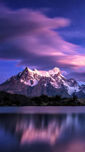 夜晚下的最美雪山风光