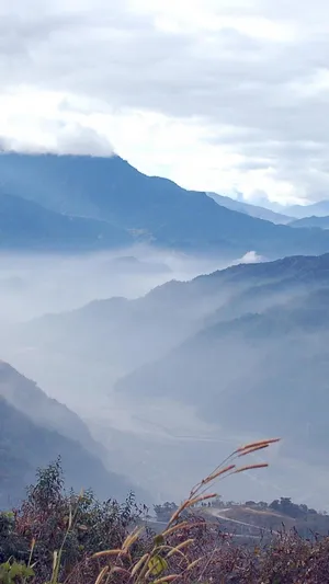 云雾缭绕的山脉_1