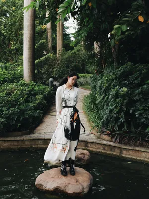 欧阳娜娜白裙清冷优雅写真图片