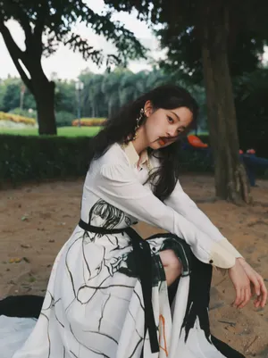 欧阳娜娜白裙清冷优雅写真图片_2