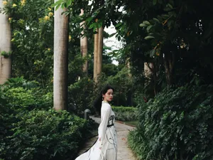 欧阳娜娜白裙清冷优雅写真图片_3