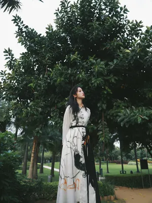 欧阳娜娜白裙清冷优雅写真图片_4