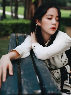 欧阳娜娜白裙清冷优雅写真图片_8