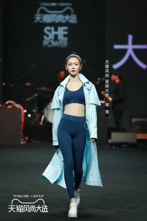 傅菁百变酷美T台首秀图片