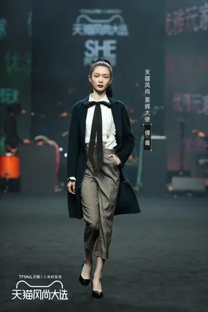 傅菁百变酷美T台首秀图片_3