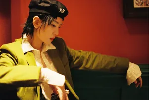 周笔畅黑色贝雷帽复古性感写真_2