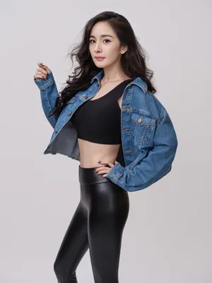 杨幂黑皮裤身材完美曲线撩人写真图片