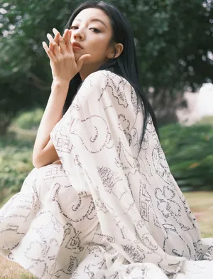 何瑞贤字母斗篷裙性感写真图片_1