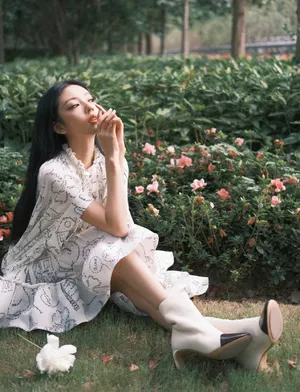 何瑞贤字母斗篷裙性感写真图片_4