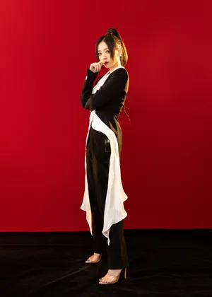 张靓颖黑白西装造型性感写真_3