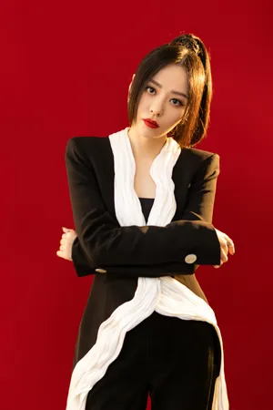 张靓颖黑白西装造型性感写真_7
