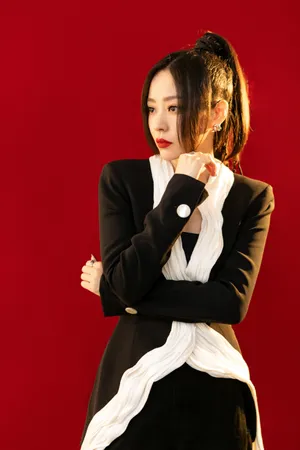 张靓颖黑白西装造型性感写真_8