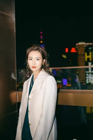 王紫璇半永久西装复古港风写真图片