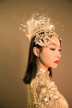 宋茜金鹰女神王冠霞服优雅动人写真图片