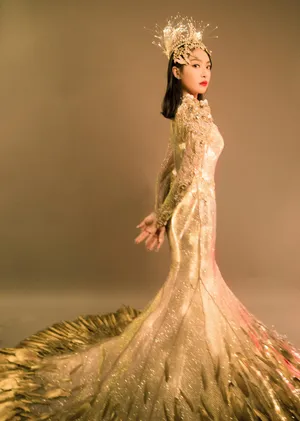 宋茜金鹰女神王冠霞服优雅动人写真图片