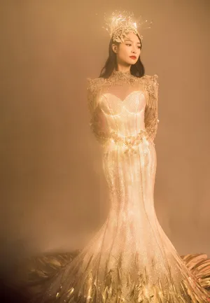 宋茜金鹰女神王冠霞服优雅动人写真图片_2