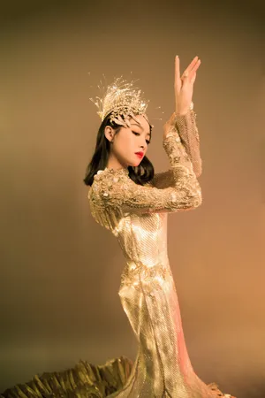 宋茜金鹰女神王冠霞服优雅动人写真图片_8