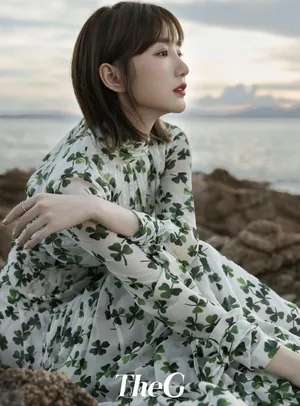 毛晓彤时尚妩媚海边写真图片