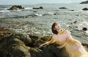 毛晓彤时尚妩媚海边写真图片_4