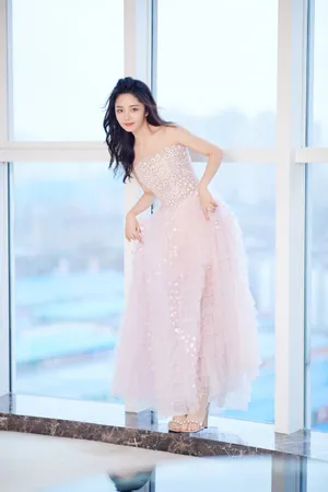 谭松韵粉色纱裙曼妙俏丽写真图片_1