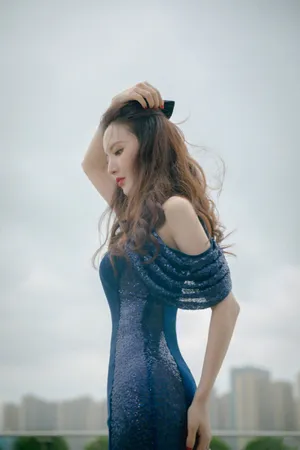 张萌深蓝鱼尾裙性感妖娆写真图片_1