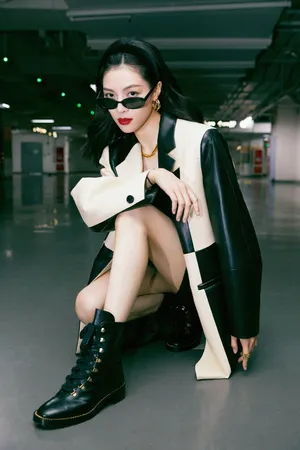 钟楚曦皮衣红唇性感撩人写真图片_6