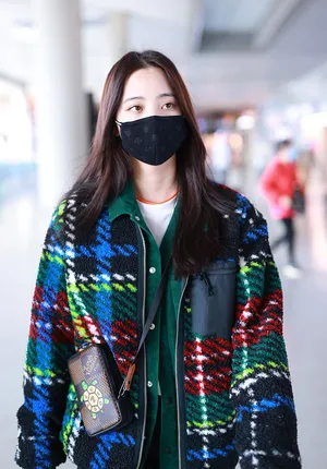 欧阳娜娜格子外套温暖时尚机场照图片