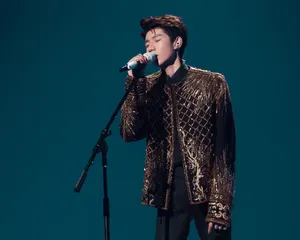 王源夹克风帅气舞台照图片_4