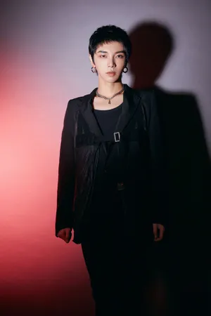 华晨宇修身西装光影大片写真图片_4