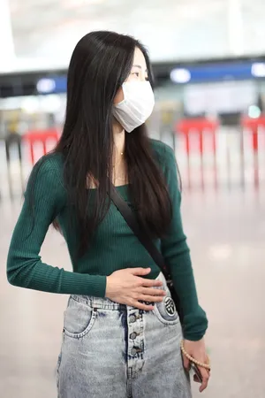 张碧晨绿衣身材纤细窈窕机场照图片