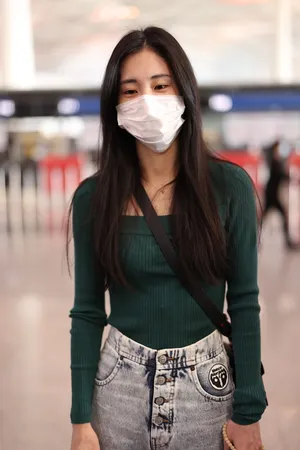 张碧晨绿衣身材纤细窈窕机场照图片