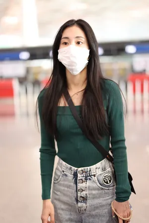 张碧晨绿衣身材纤细窈窕机场照图片_2