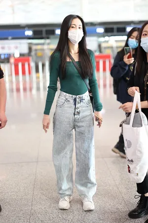 张碧晨绿衣身材纤细窈窕机场照图片_3