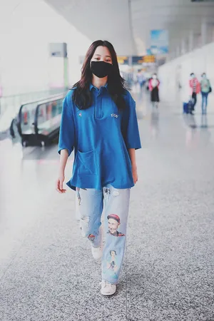 欧阳娜娜长发披肩温柔可人机场照图片