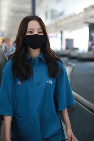 欧阳娜娜长发披肩温柔可人机场照图片_2