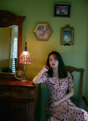 周奇奇唇印茶歇裙复古魅力写真图片_2
