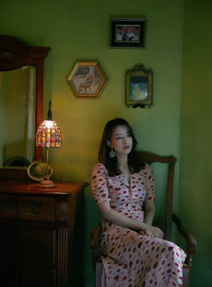 周奇奇唇印茶歇裙复古魅力写真图片_3