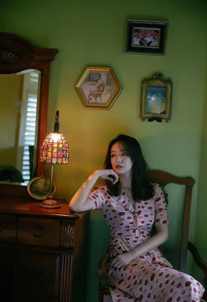 周奇奇唇印茶歇裙复古魅力写真图片_4