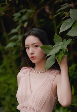 周也优雅大气性感活动照图片_2